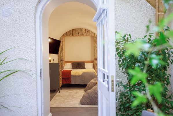 Property entrance - Higgihaus Apt1 36 37 Royal York Cres (Bristol)