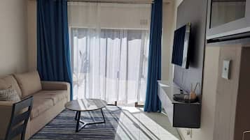 Apartment, 1 Bedroom, Patio, Garden View | Living area