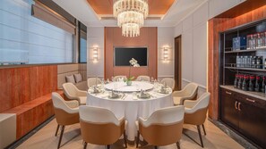 A dining room with a round table set for eight, surrounded by six chairs. - Holiday Inn Express Datong Pingcheng (Datong)