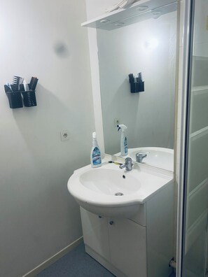 Håndklær, såpe og toalettpapir