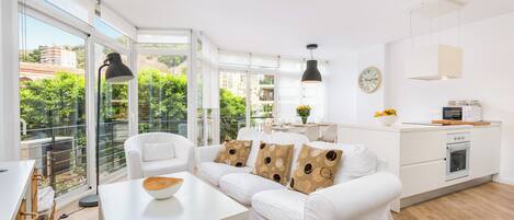 Family Apartment, City View | Living area