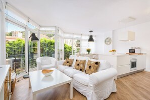 Family Apartment, City View | Living area | 50-inch flat-screen TV with cable channels - Solaga - Cervantes (Málaga)