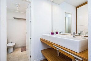 Family Apartment, City View | Bathroom | Shower, towels