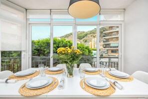 Family Apartment, City View | Living area | 50-inch flat-screen TV with cable channels - Solaga - Cervantes (Málaga)