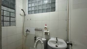 Chambre Double Standard | Salle de bain | Douche, serviettes fournies, savon