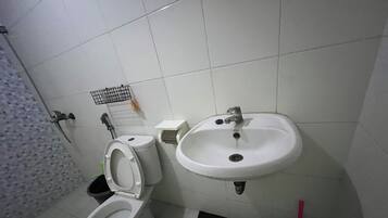 Chambre Simple Standard | Salle de bain | Douche, serviettes fournies, savon