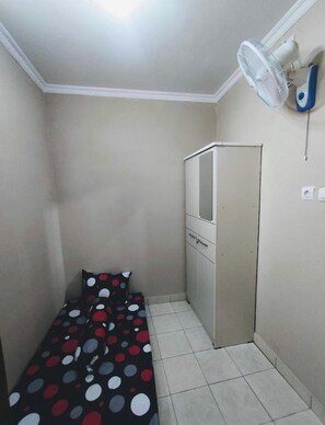 Free WiFi, bed sheets - SPOT ON 94146 Rama Residence Syariah (Jakarta)
