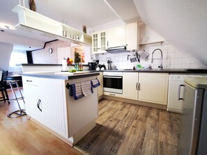 Kühlschrank, Mikrowelle, Ofen, Herdplatte