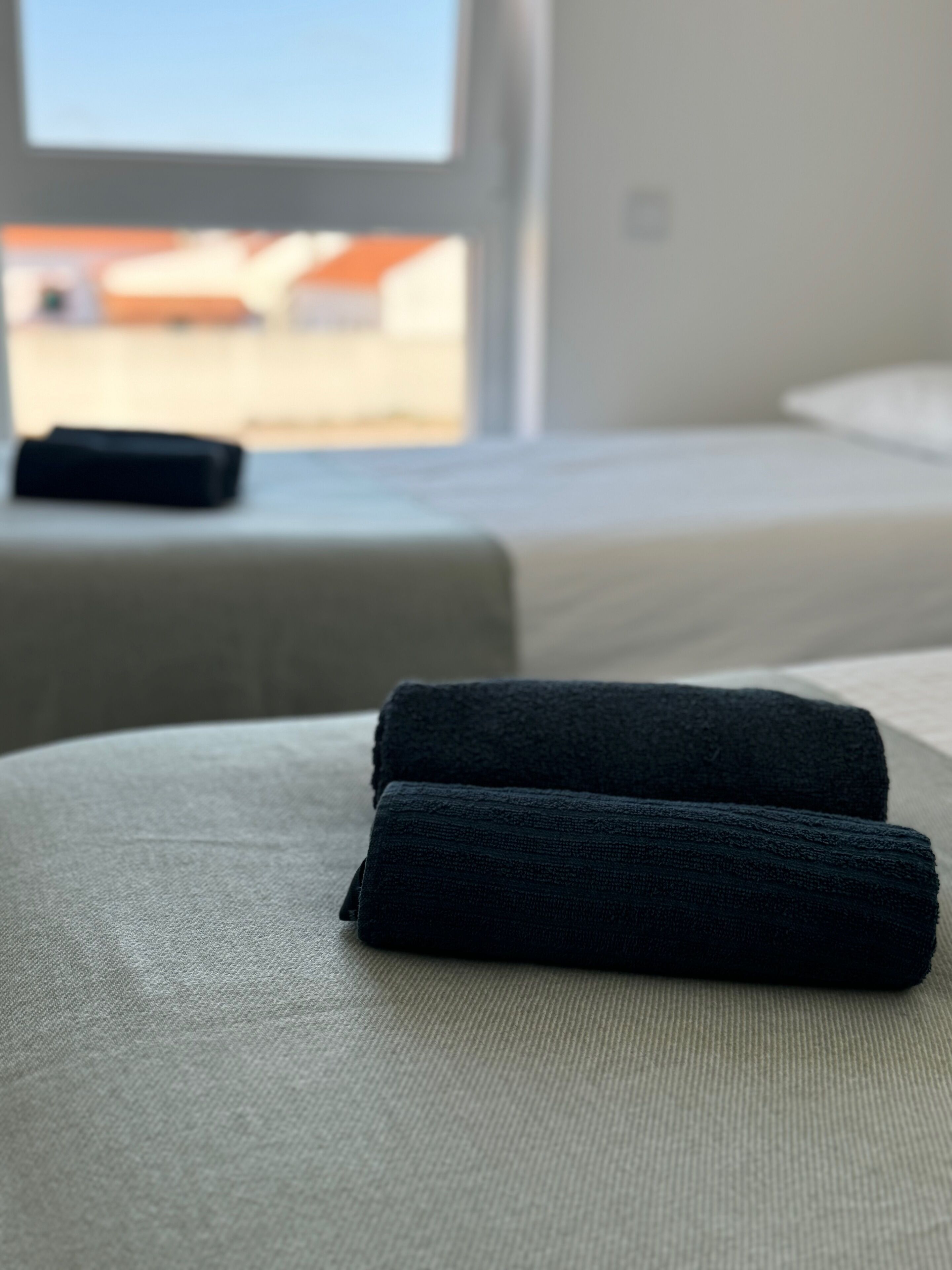 Une chambre d’hôtel avec deux lits, une fenêtre et une vue sur l’extérieur.