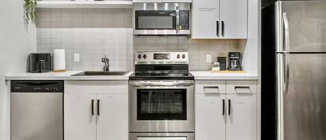 Frigorífico, microondas, horno y placa de cocina