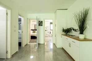 Apartamento, vista para o jardim | Área de estar | TV