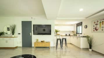 Leilighet, hageutsikt | Oppholdsområde | TV