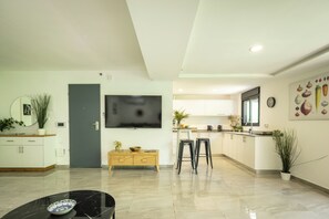 Apartamento, vista para o jardim | Área de estar | TV