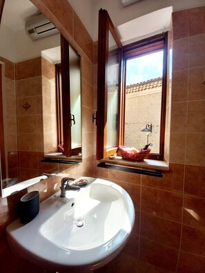 Dusche, umweltfreundliche Kosmetikartikel, Haartrockner, Handtücher