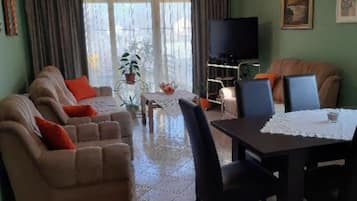 Apartamento (One Bedroom Apartment with Balcony) | Sala de estar | Televisión de pantalla plana de 32 pulgadas con canales por satélite