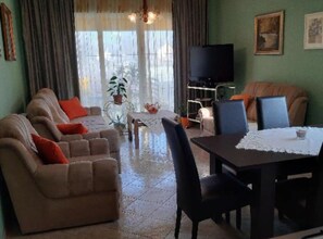 Apartment (One Bedroom Apartment with Balcony) | Wohnzimmer