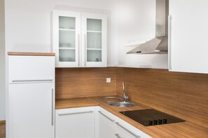 Apartamento (Three Bedroom Apartment with Balcony ) | Cozinha americana privada | Geladeira