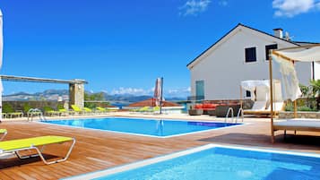 8 outdoor pools, pool umbrellas, pool loungers