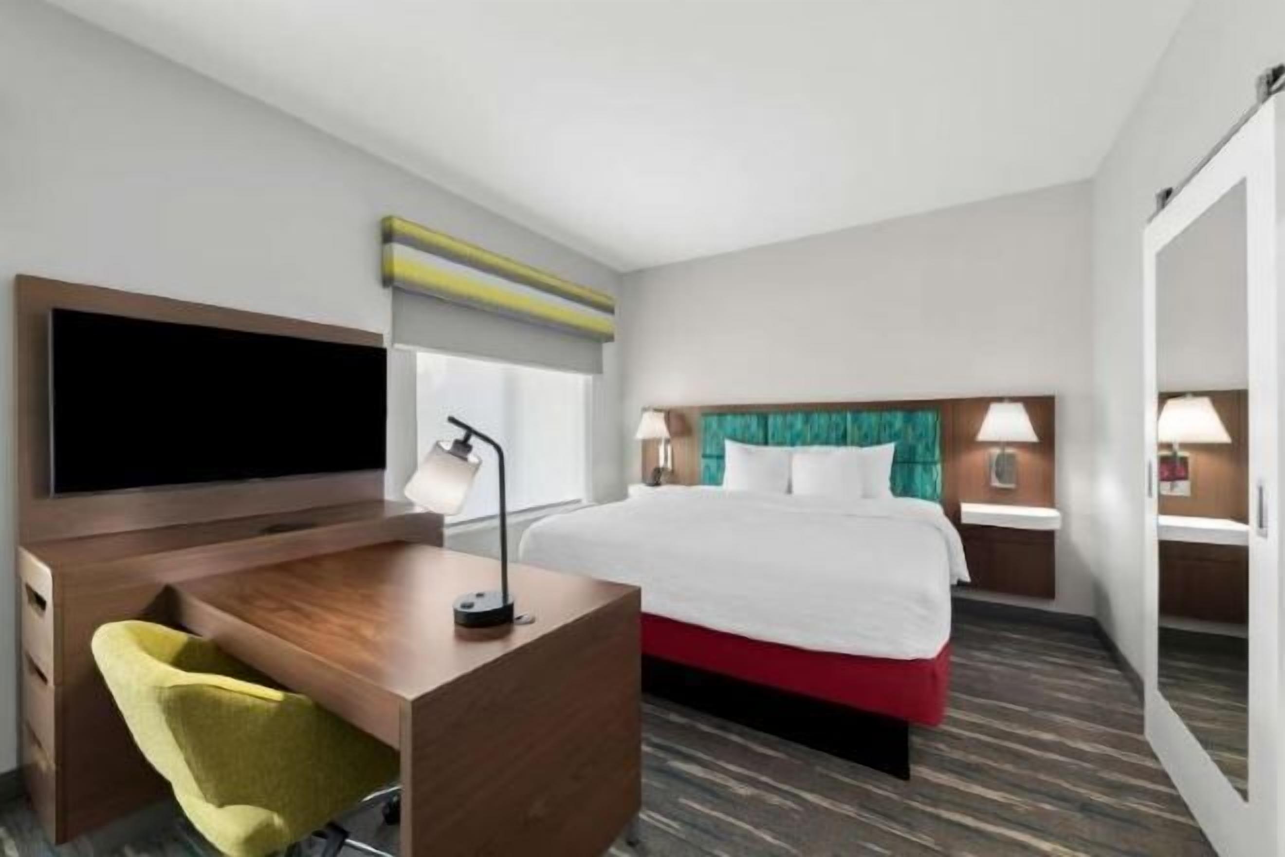 Travel crib, free WiFi, bed sheets