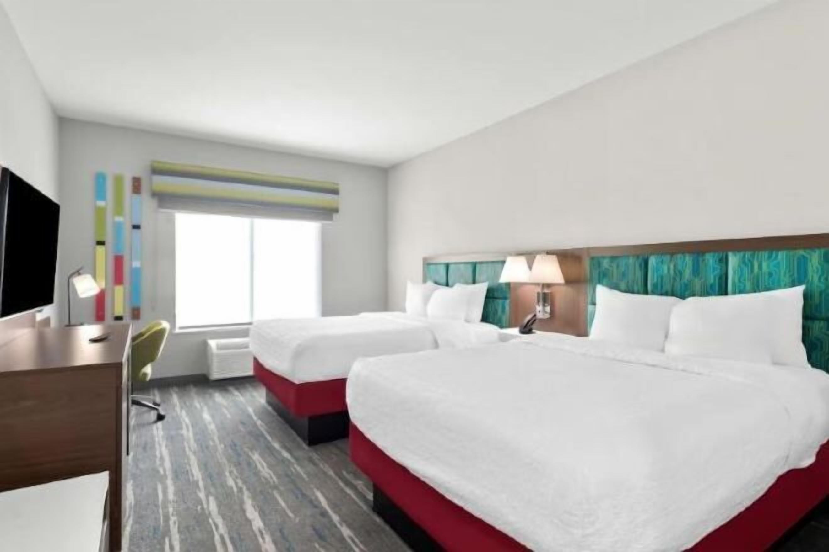 Travel crib, free WiFi, bed sheets