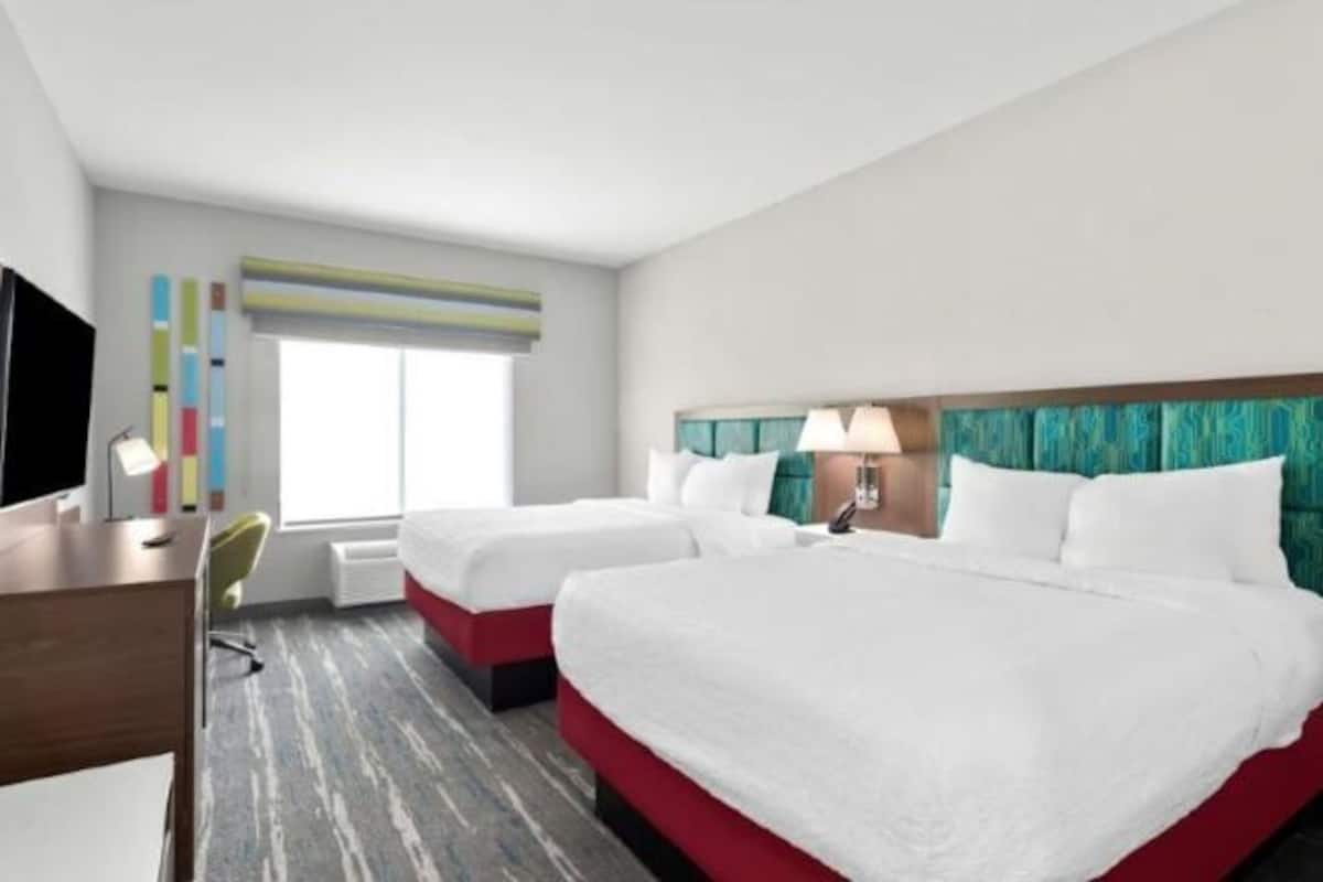 Travel crib, free WiFi, bed sheets