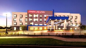 A Hampton Inn & Suites hotel with a modern facade, multiple floors, and a covered entrance area. - Hampton Inn & Suites Sherman (Sherman)