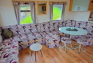 Chalet | Dining - Comfortable Mobile Home in the Countryside (Birra)