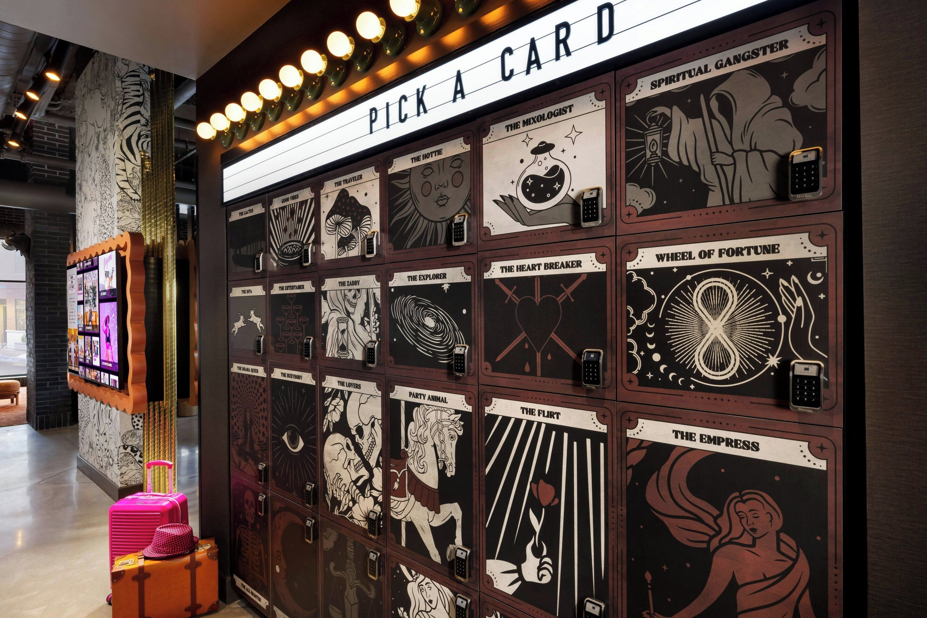 Un mur orné de différentes illustrations de cartes de tarot, chacune portant un titre original.