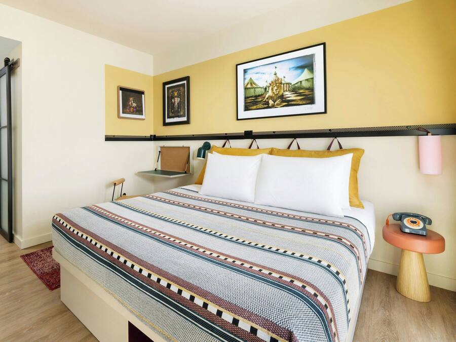 Laptop workspace, WiFi (free), bed sheets