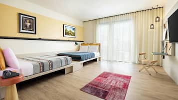 Una habitación de hotel moderna con cama, escritorio y televisor.