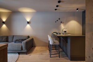 Apartment, Balcony, Mountain View | Ruang tamu | TV skrin rata, lantai dipanaskan 