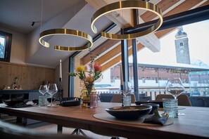 Réfrigérateur, micro-ondes, plaque de cuisson, lave-vaisselle