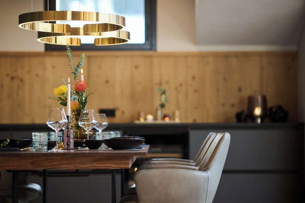 Espressobryggare, kylskåp, mikrovågsugn och spishäll