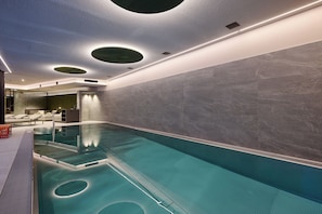 Una piscina cubierta