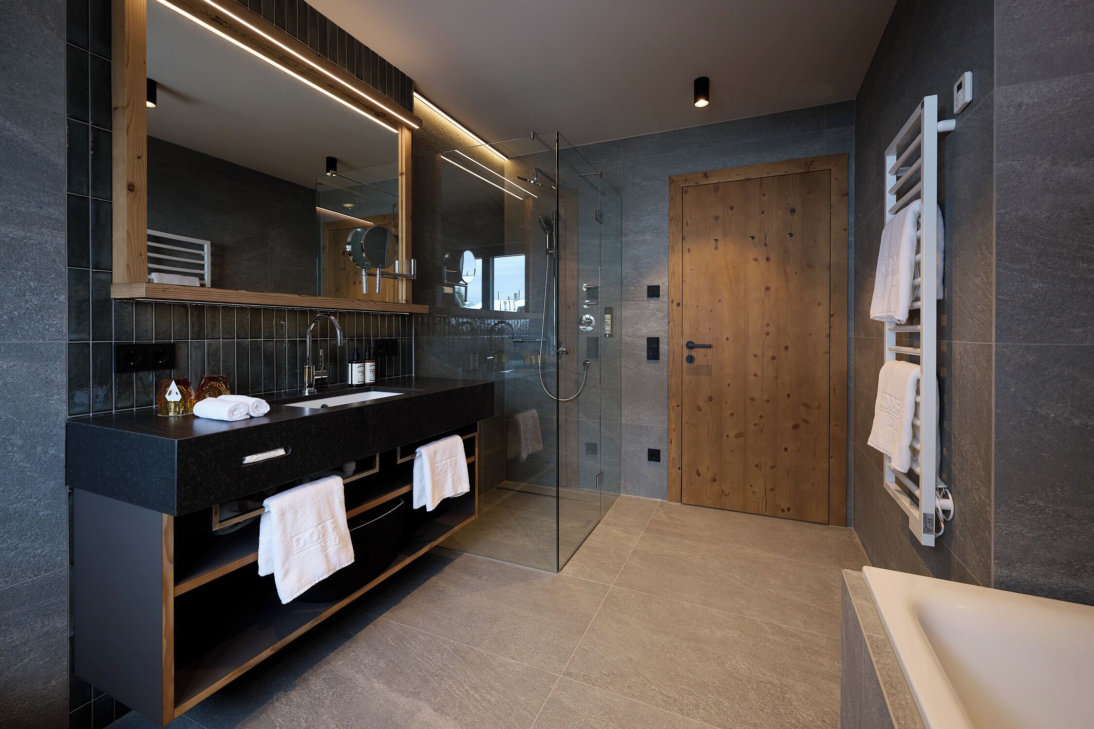 Appartamento, balcone, vista montagna | Bagno | Set di cortesia gratuito, asciugacapelli, accappatoio, asciugamani