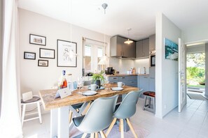 Réfrigérateur, un four, surface de cuisson, lave-vaisselle