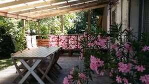 Outdoor dining - Groot 6 Persoons Familie Huis met Overdekt Buiten Terras, en Gedeeld Zwembad (Montfermier)