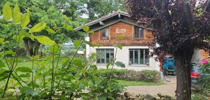 Exterior - Groot 6 Persoons Familie Huis met Overdekt Buiten Terras, en Gedeeld Zwembad (Montfermier)