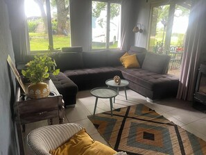 Living area - Groot 6 Persoons Familie Huis met Overdekt Buiten Terras, en Gedeeld Zwembad (Montfermier)