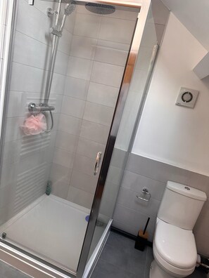 House | Bathroom | Shower, deep-soaking bathtub, hair dryer, towels - Chaucer House Retreat - Leicester (Leicester)