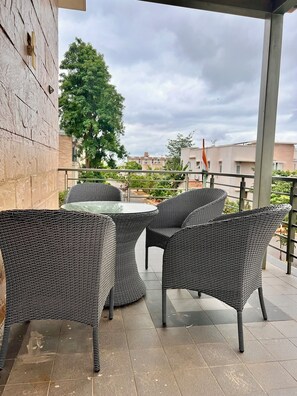 Outdoor dining - Luxurious Villa with Cinema Hall and Free Parking near Airport, Hyderabad (Hyderabad)