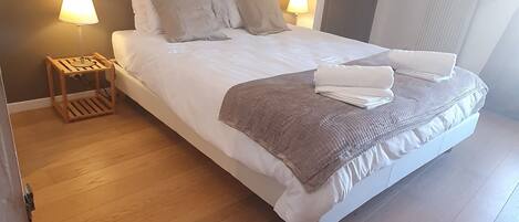 3 bedrooms, desk, iron/ironing board, WiFi