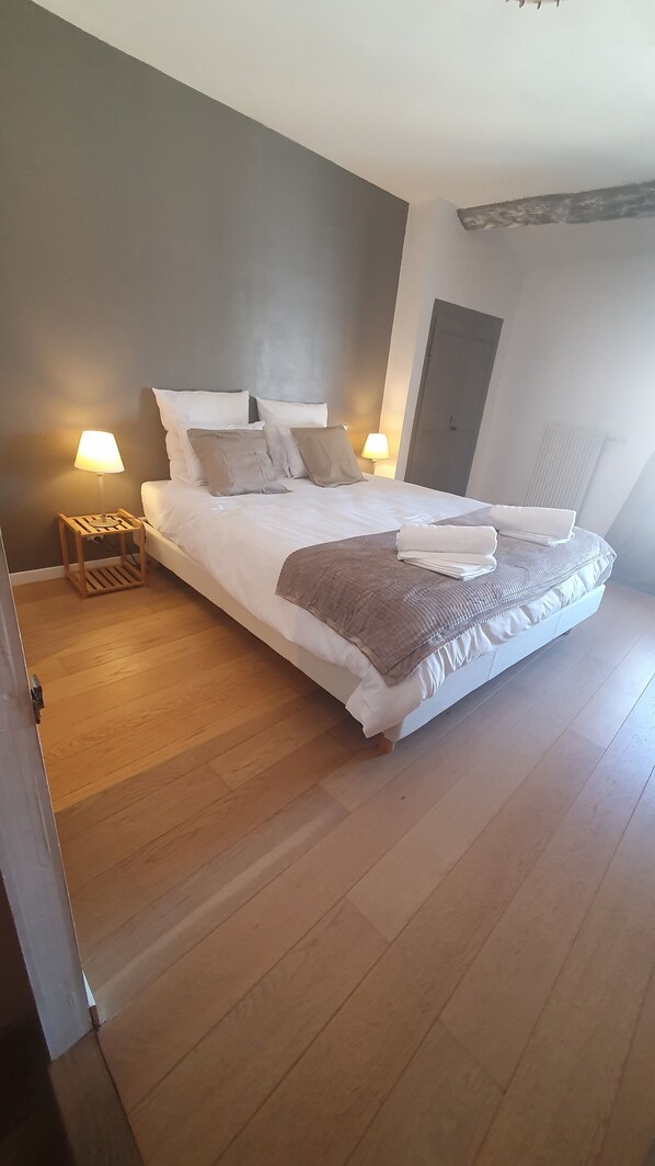 3 Schlafzimmer, Schreibtisch, Bügeleisen/Bügelbrett, WLAN