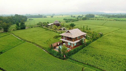 4-bedroom villa in charming Cho Lae with WiFi, AC. Enjoy your stay