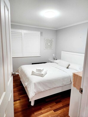 2 habitaciones, tabla de planchar con plancha, wifi y ropa de cama