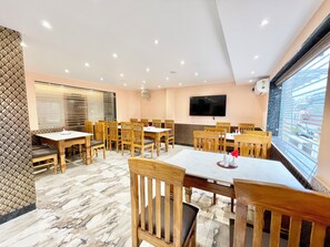 Restaurant - Hotel Yashasvi inn - Puri near Sea Beach (Brahmagiri)