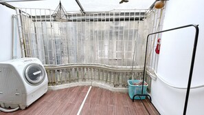 Interior - Modern bedrom in Liight Homstay Hanoi with Netflix, Kitchen, Washer & Dryer (Hà Nội)