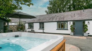 Outdoor spa tub - Olinda Cottage -  a ground floor bedroom that sleeps 6 guests  in 3 bedrooms (Beaumaris)