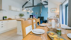 Dining - Olinda Cottage -  a ground floor bedroom that sleeps 6 guests  in 3 bedrooms (Beaumaris)