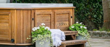 Outdoor spa tub